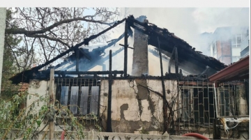 Çocukların patlattığı torpiller evi yaktı