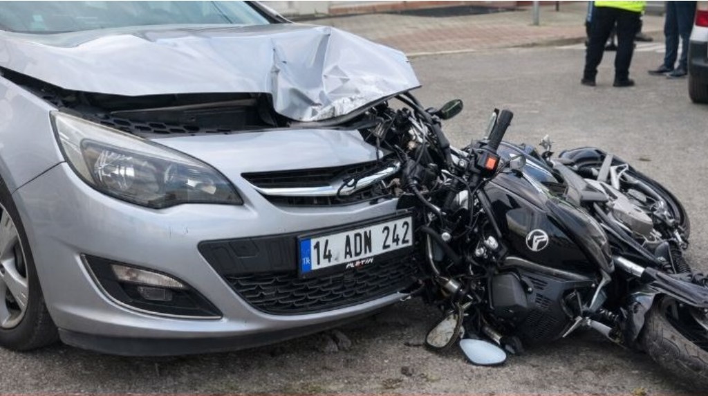 Otomobille motosiklet kafa kafaya çarpıştı: 1 yaralı