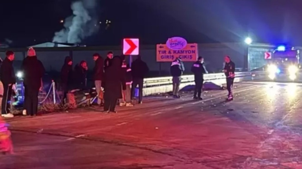 Yolun karşısına geçmeye çalışan kadına çarpan otomobil hayattan kopardı
