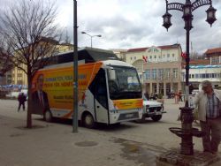 Çığırtkan otobüsünün belediye otobüs durağında ne işi var?