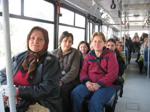Belediye bayan personelini gezdiriyor