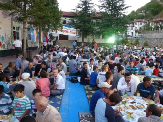 Göynük'te iftar meydanda kuruldu