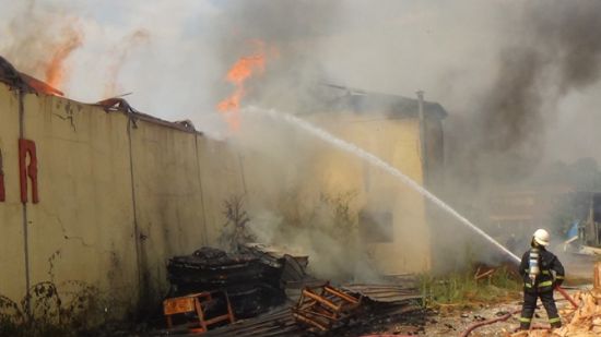 Kereste fabrikası yanarak kül oldu