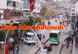 Dubaları aşıp yayaların arasına daldı