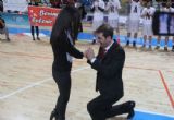 Sahanın ortasında evlenme teklif etti