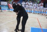 Sahanın ortasında evlenme teklif etti