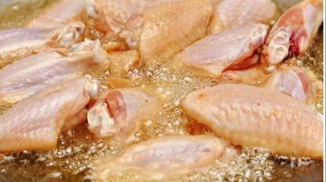 Fabrika çalışanı 28 kişi yedikleri tavuktan zehirlendi