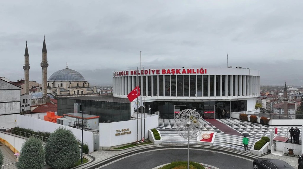 Tanju Özcan Bolu'da 3 gün süreyle yas ilan etti