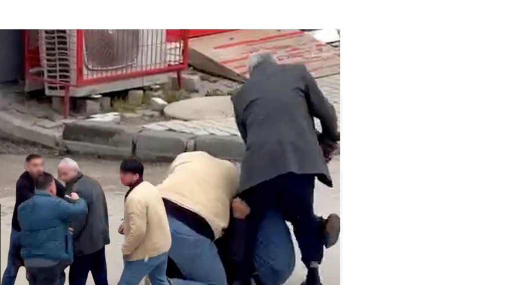 2 şahıs, bir vatandaşı yere yatırıp darp ederken, çevredekiler imdadına yetişti