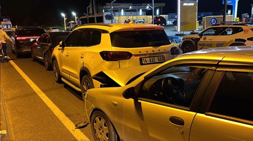 4 aracın karıştığı zincirleme trafik kazasında 3 kişi yaralandı