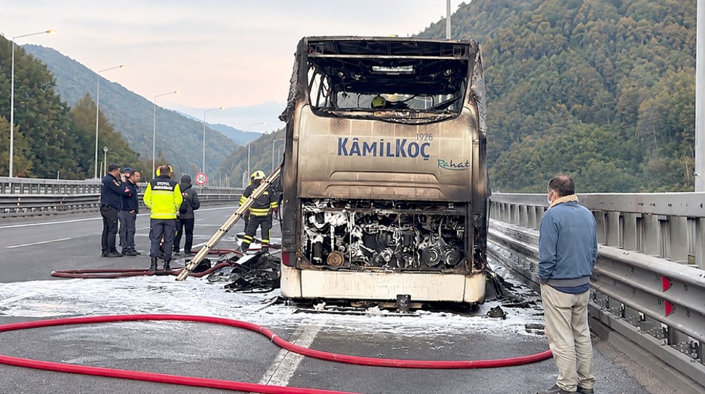 Bolu Dağı Tüneli viyadüklerinde yolcu otobüsü alev alev yandı