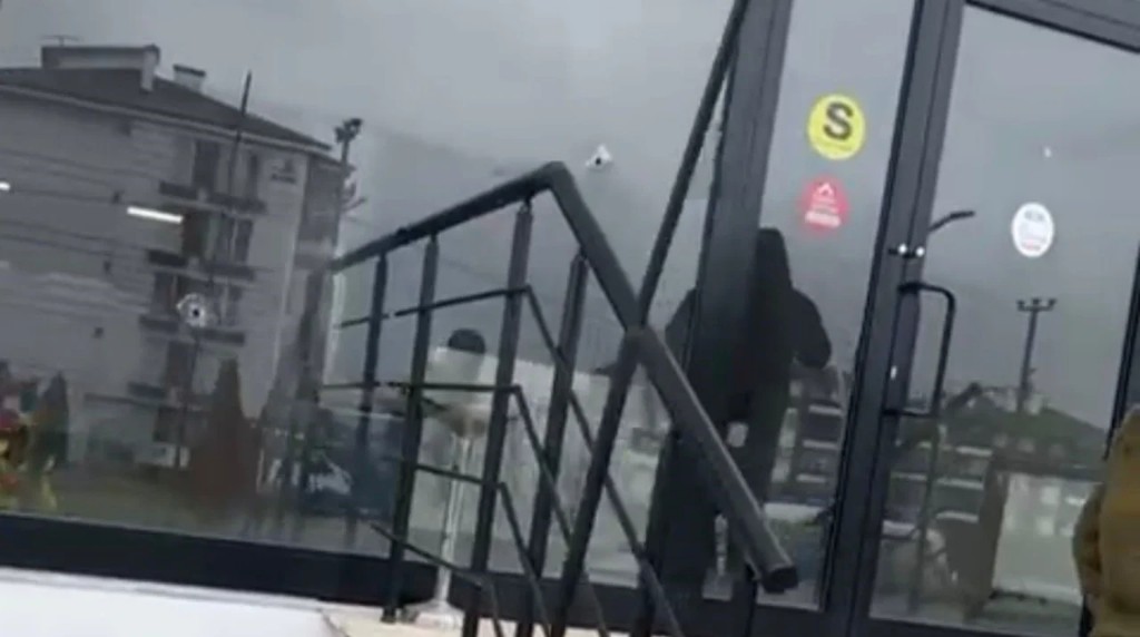 Emlak ofisi ve ofis sahibine ait jep kurşunlandı