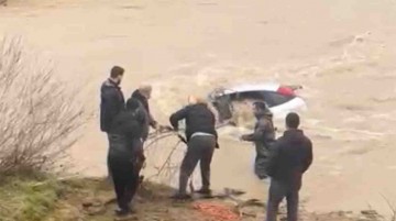 Aracı suya gömülürken, alkollü sürücü kazayı yara almadan atlattı
