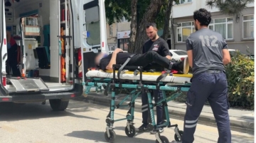 Düşerek başını zemine çarpan alkollü şahıs yaralandı