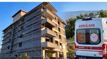 İnşaatın 5. katında mantolama yapan işçi toprak zemine düşerek ağır yaralandı