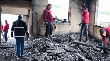 Yanan camiden geriye kalan enkaz kaldırıyor