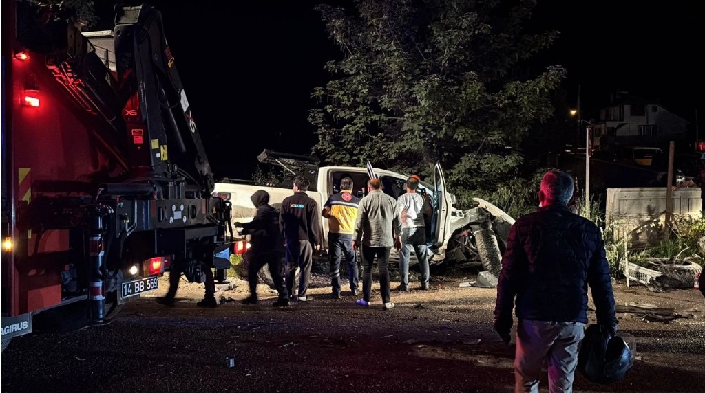 Lüks pikap tırın dorsesine saplandı: 3 yaralı