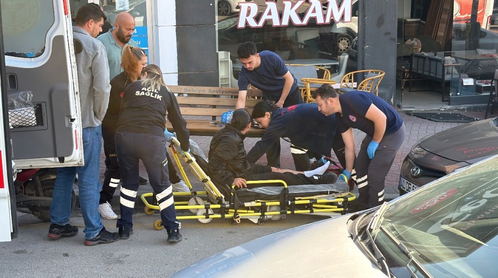 Motosiklet dönel kavşakta devrildi sürücüsü yaralandı